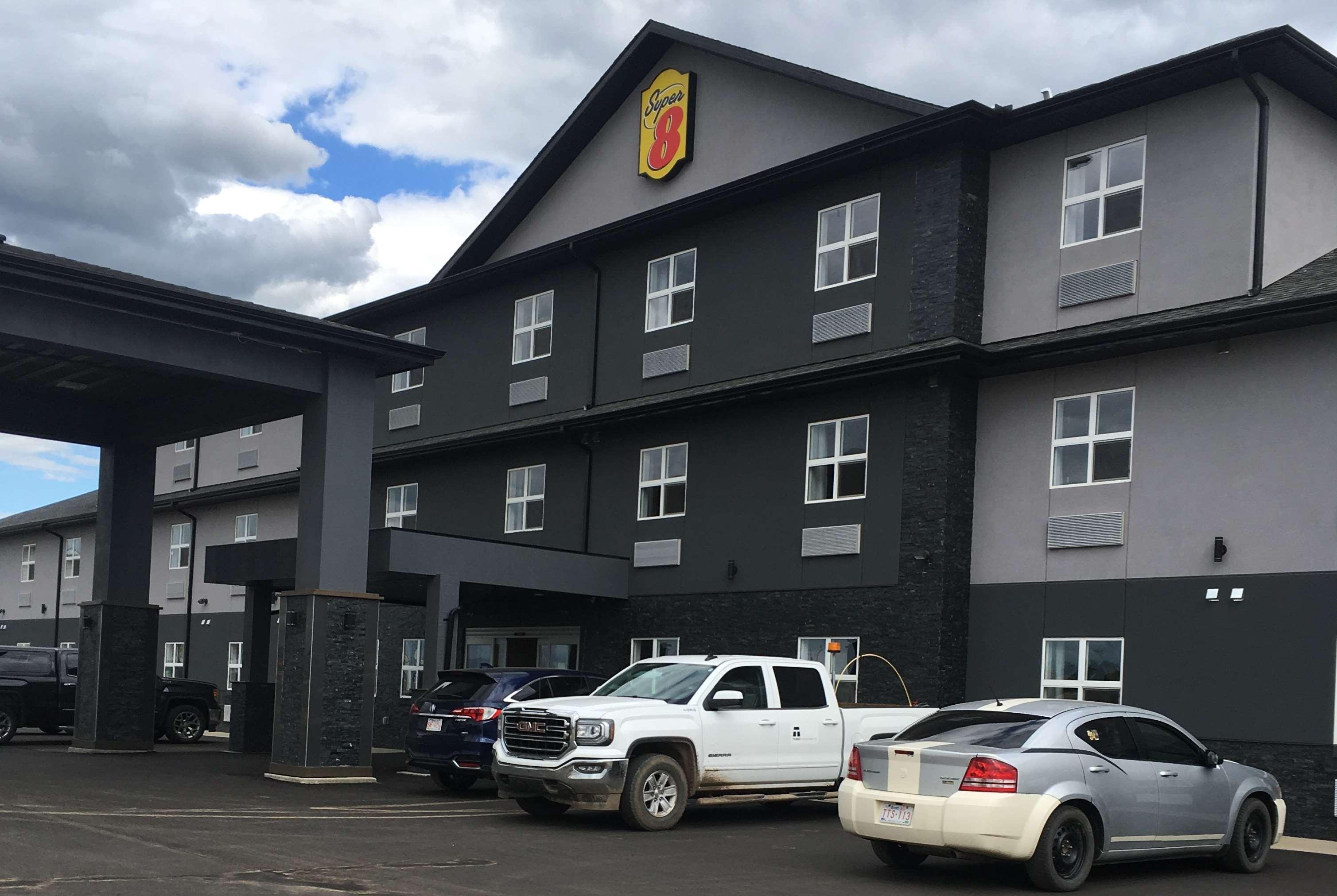 Super 8 By Wyndham Hardisty Hotell Exteriör bild